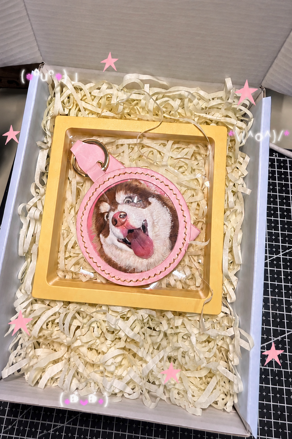 Pink leather dog portrait keychain presented in its packaging